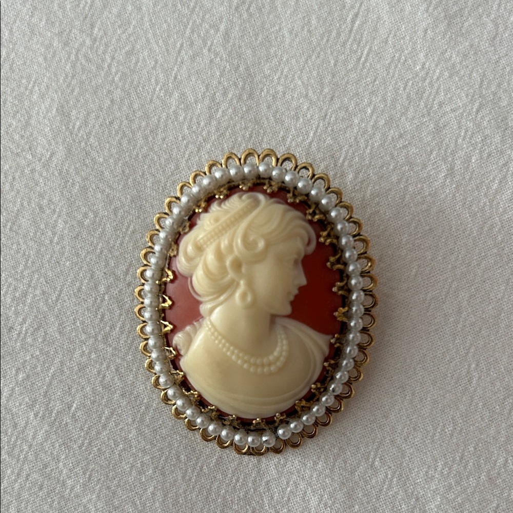Elegant Cameo Brooch with Gold and Pearl Accents